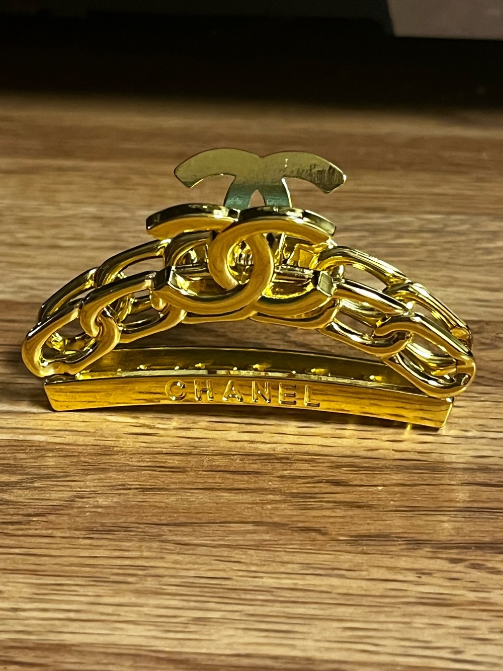 💛 ChaneI Gold Tone Metal Signature Claw Clip Hair Accessory